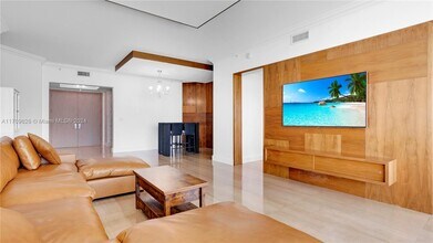 19111 Collins Ave, Unit 1705 in Sunny Isles Beach, FL - Foto de edificio - Building Photo