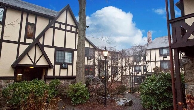 50 Aiken St, Unit 305 in Norwalk, CT - Foto de edificio - Building Photo