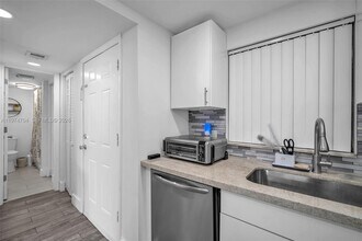 9431 Live Oak Pl in Davie, FL - Foto de edificio - Building Photo