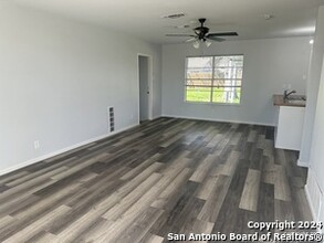 115 Meadow Trail Dr in San Antonio, TX - Building Photo - Building Photo