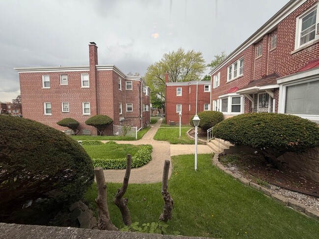 312 E 83rd St, Unit 1 in Chicago, IL - Foto de edificio - Building Photo