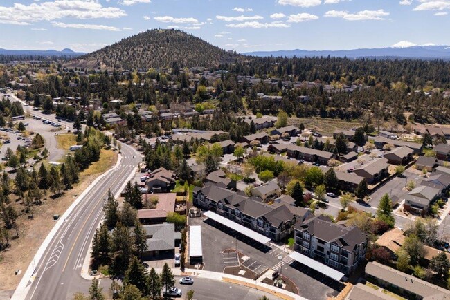 Red Hawk and Laurel Grey in Bend, OR - Foto de edificio - Building Photo