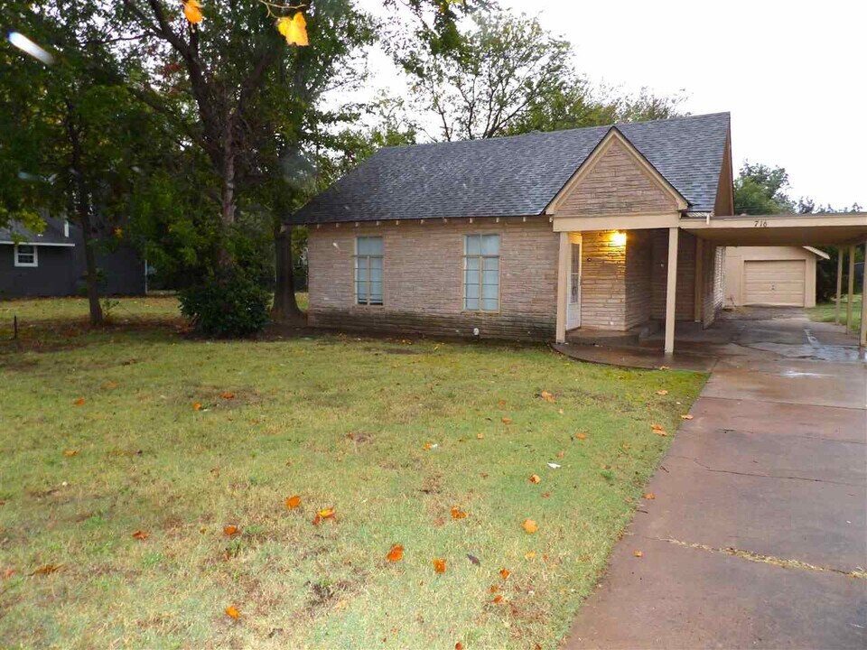 716 NW Ferris Ave in Lawton, OK - Building Photo