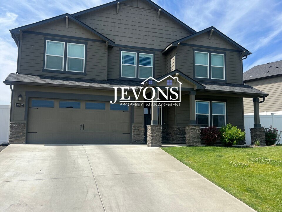 7902 W Whatcom Ave in Yakima, WA - Building Photo