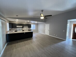 2800 E Valley Oaks Dr in Visalia, CA - Foto de edificio - Building Photo