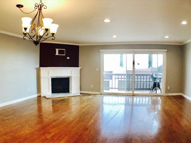 15661 Viewridge Ln in Los Angeles, CA - Building Photo - Building Photo
