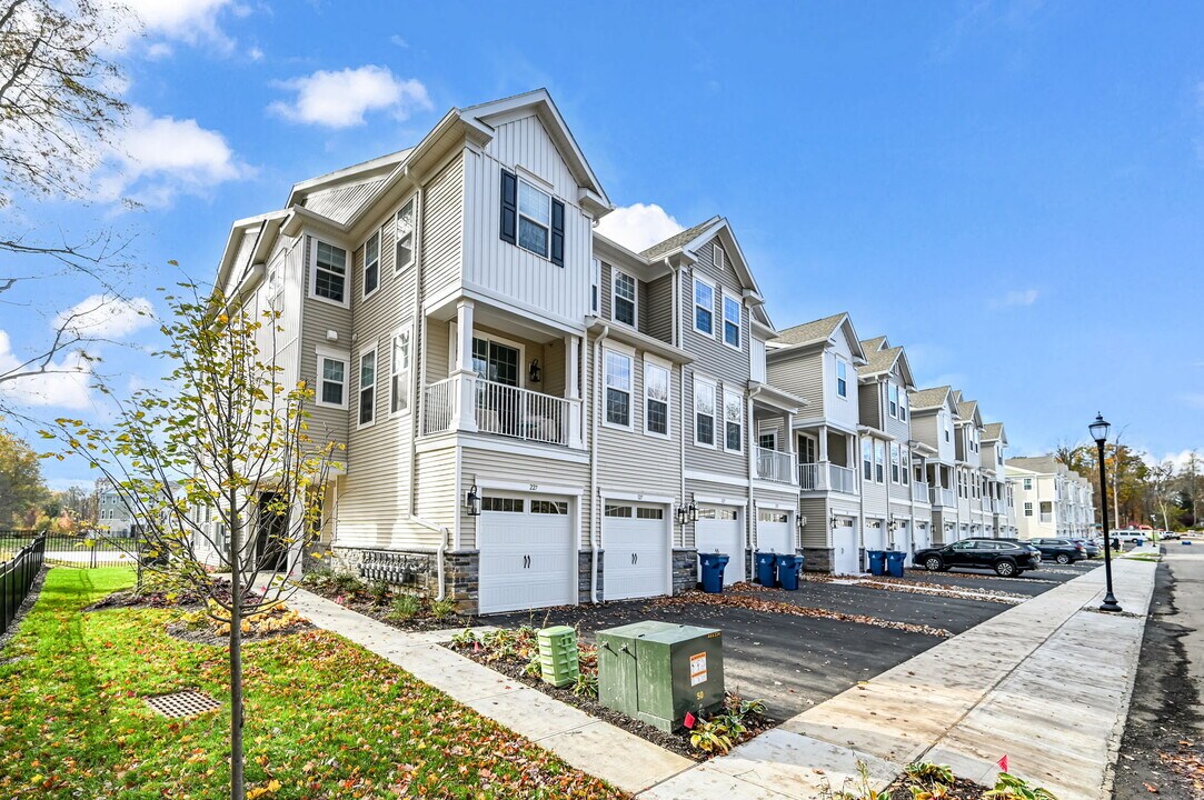 127 Myrtle Rd in Warren, NJ - Building Photo