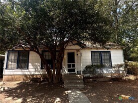 240 W Sessom Dr in San Marcos, TX - Building Photo