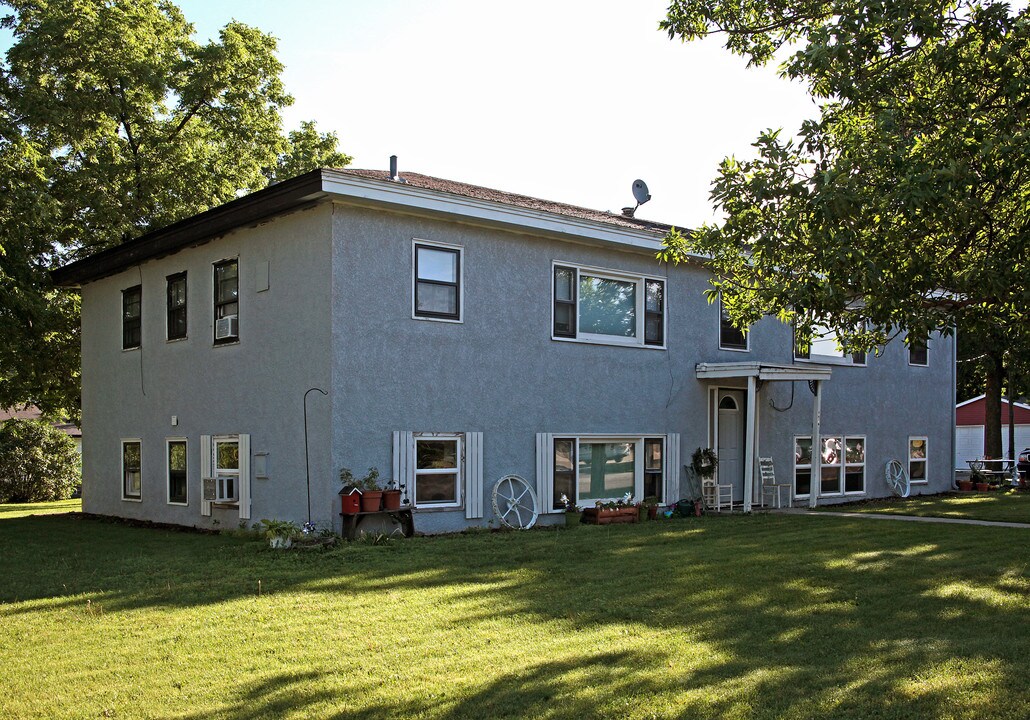 114 State St W in Belle Plaine, MN - Building Photo