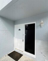 33 Deer Creek Rd in Deerfield Beach, FL - Building Photo