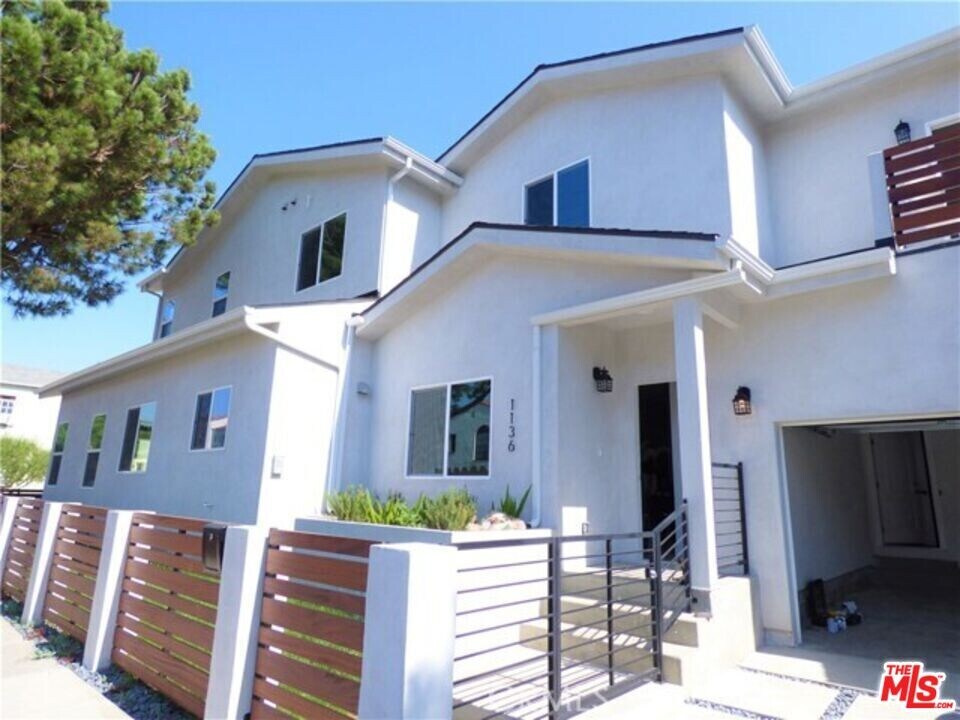 1136 Queen Anne Pl in Los Angeles, CA - Building Photo