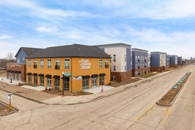 Plaza at Central Greens in Indianapolis, IN - Foto de edificio - Primary Photo