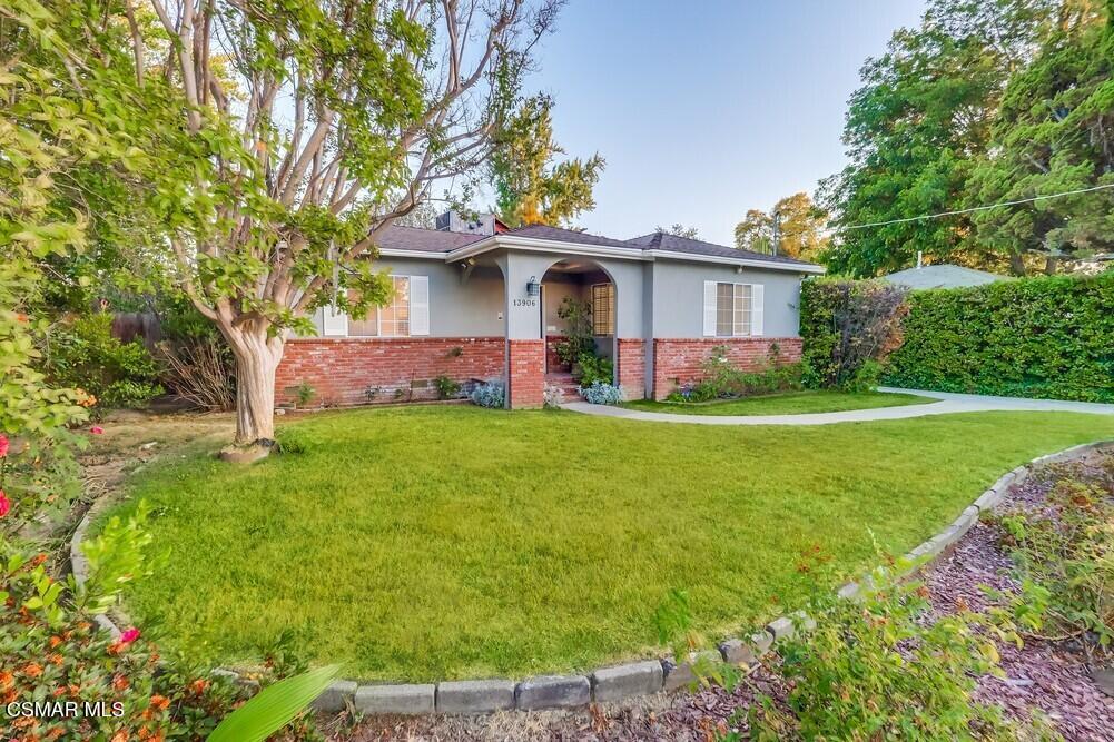 13906 Sylvan St in Los Angeles, CA - Building Photo