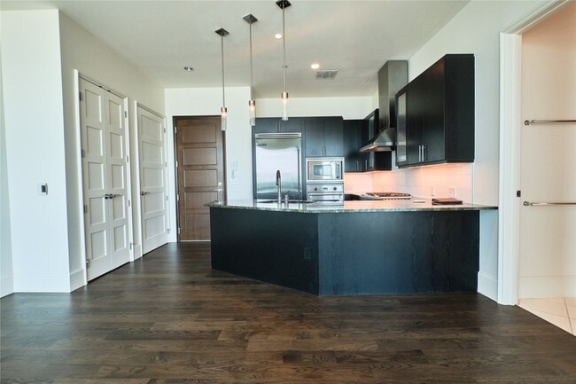 1301 Throckmorton St, Unit 2106 in Fort Worth, TX - Building Photo - Building Photo