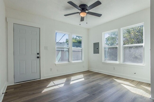 2215 N Elmendorf St in San Antonio, TX - Building Photo - Building Photo