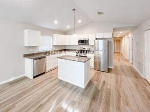 5301 Oaktrail Ln in Jacksonville, FL - Foto de edificio - Building Photo