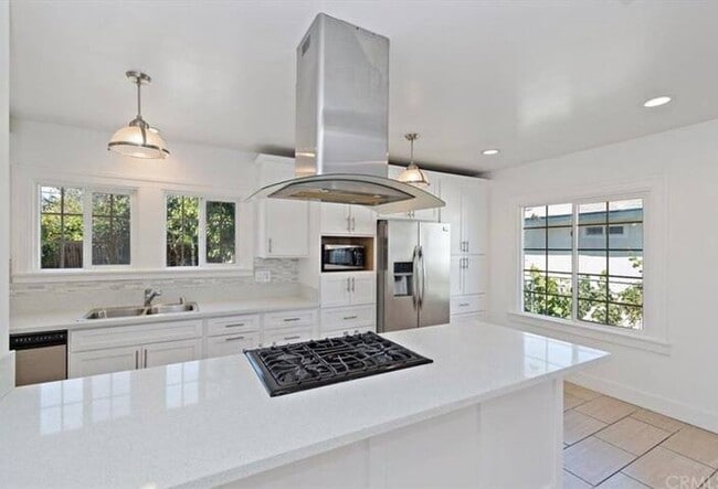 1037 W 73rd St in Los Angeles, CA - Building Photo - Building Photo