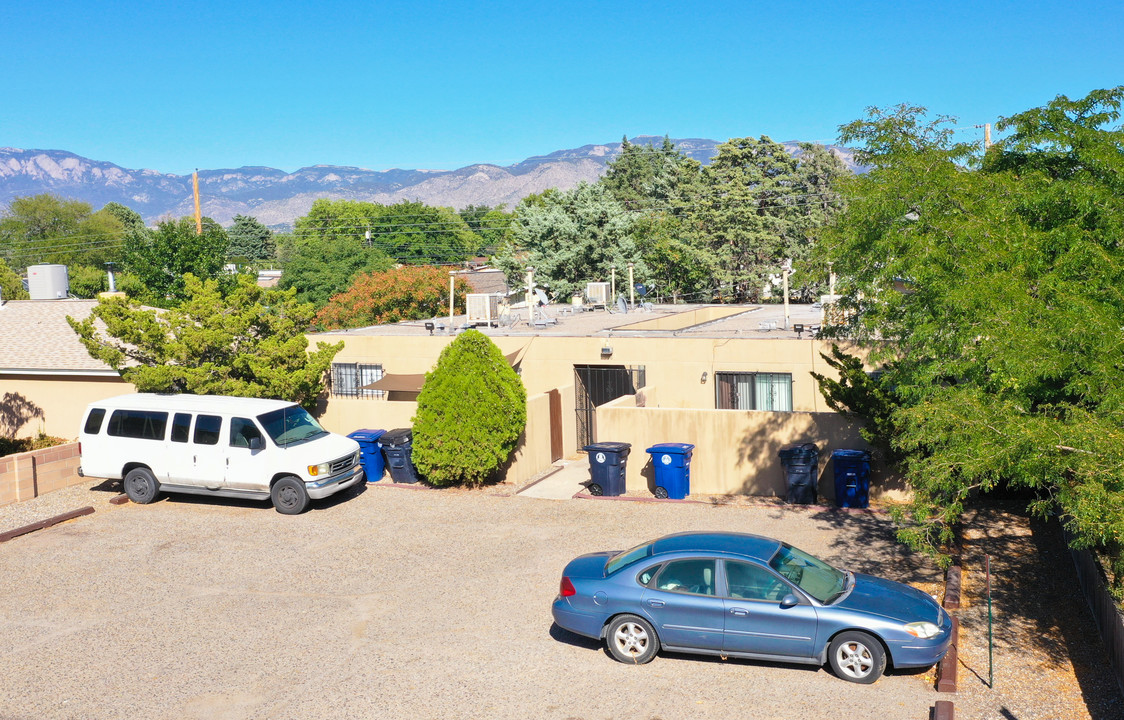 916 Alcazar St NE in Albuquerque, NM - Foto de edificio