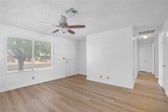 540 Longtree Ave in Henderson, NV - Building Photo - Building Photo