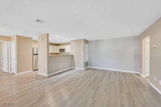 350 S Durango Dr, Unit 126 in Las Vegas, NV - Building Photo - Building Photo