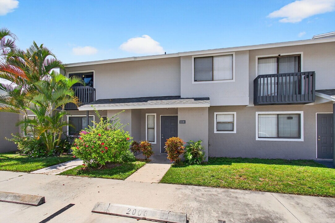 2006 Wharf Ln in Greenacres, FL - Foto de edificio