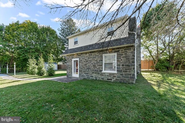 4252 West Chester Pike in Newtown Square, PA - Foto de edificio - Building Photo