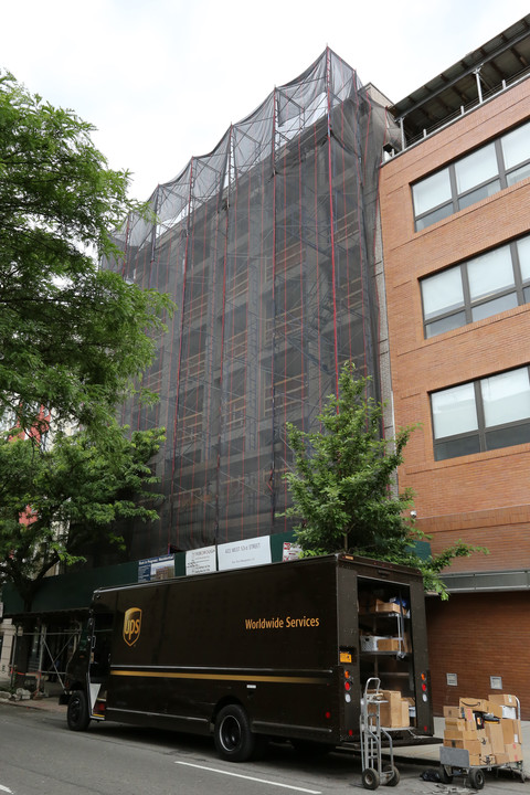 433 W 53rd St in New York, NY - Building Photo