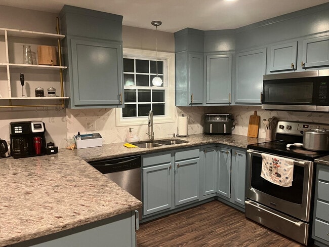 877 Douglas Ave, Unit fist floor
