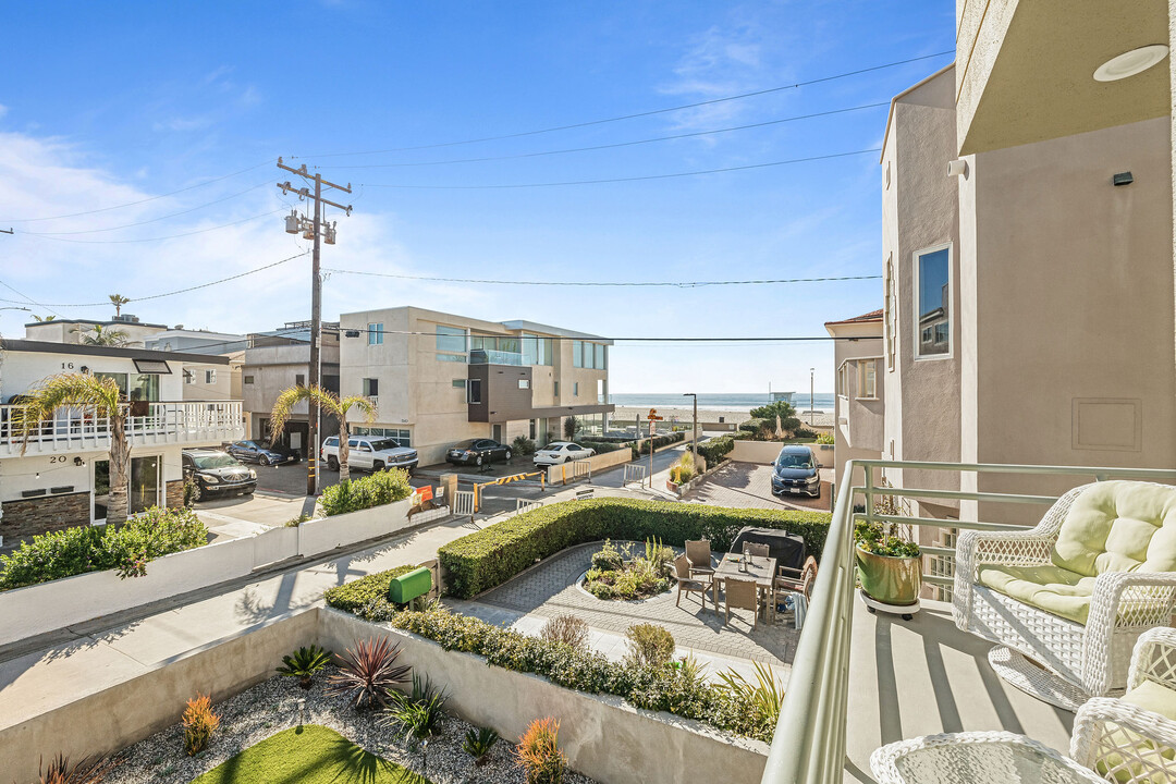 27 16th St, Unit 19W-201 in Hermosa Beach, CA - Building Photo