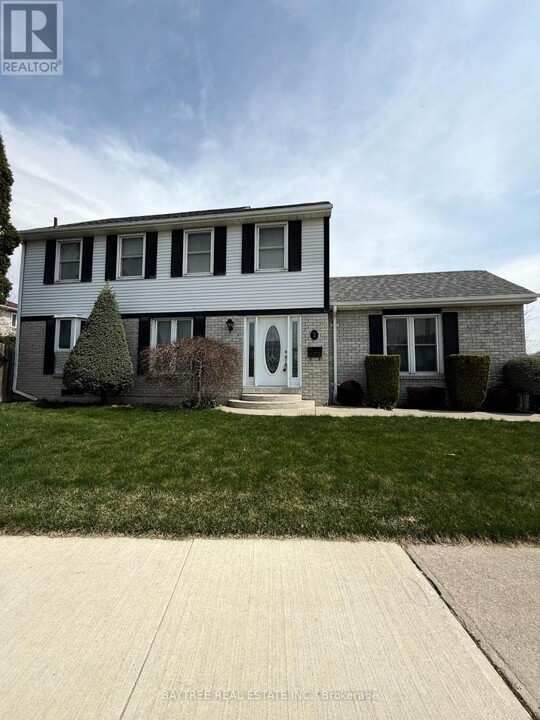 2 Junewood Crescent in Brampton, ON - Building Photo
