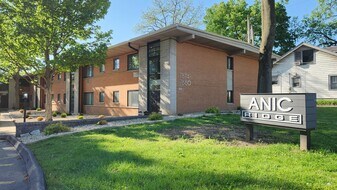 7880 Big Bend Blvd, Unit 1st floor in Webster Groves, MO - Building Photo