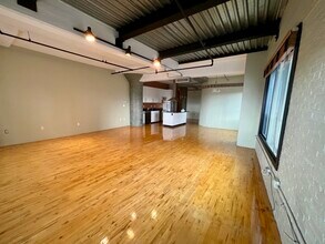 210 Lincoln St, Unit 304 in Boston, MA - Foto de edificio - Building Photo