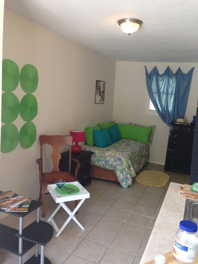 107 Jesus Alley, Unit 3