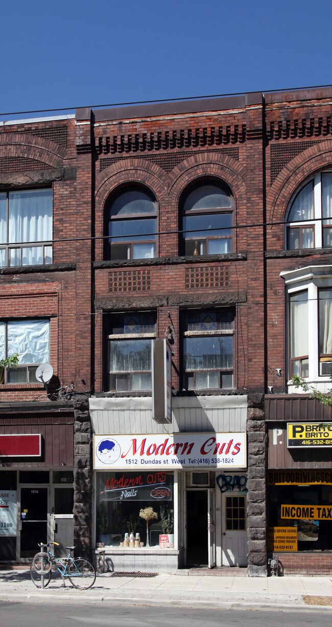 1512 Dundas St W