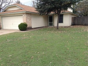 12320 Tomanet Trail in Austin, TX - Foto de edificio - Building Photo