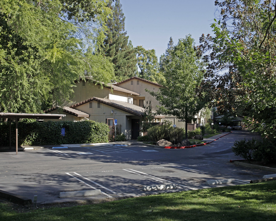 Charisma Apartments in Carmichael, CA - Foto de edificio