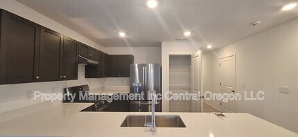 1349 NE Cobbleridge Lp in Prineville, OR - Foto de edificio - Building Photo