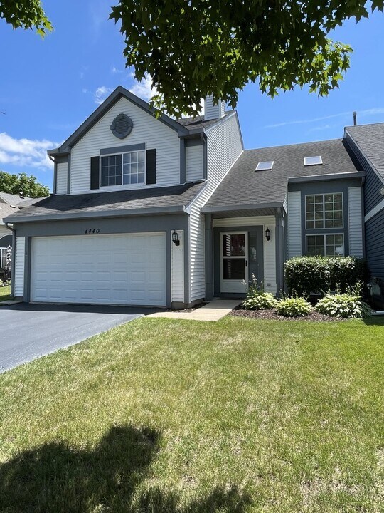 4440 Larkspur Ln in Lake In The Hills, IL - Building Photo