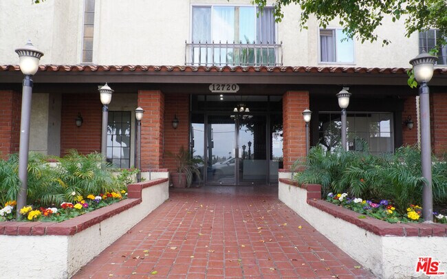12720 Burbank Blvd in Los Angeles, CA - Building Photo - Building Photo