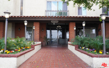 12720 Burbank Blvd in Los Angeles, CA - Building Photo - Building Photo