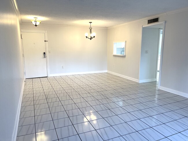 13700 SW 62nd St, Unit 113 in Miami, FL - Foto de edificio - Building Photo