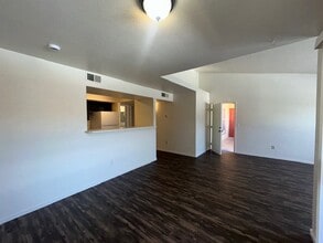 2300 E Silverado Ranch Blvd, Unit 2035 in Las Vegas, NV - Foto de edificio - Building Photo