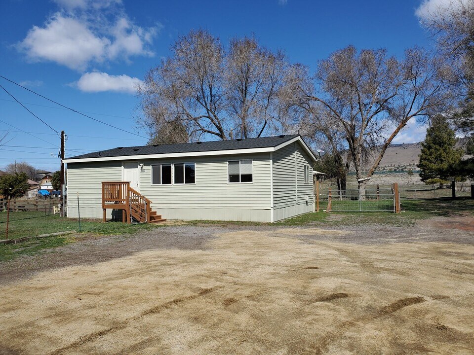 5529 Shasta Way in Klamath Falls, OR - Building Photo