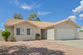 390 Lombardy Cir in Henderson, NV - Building Photo - Building Photo