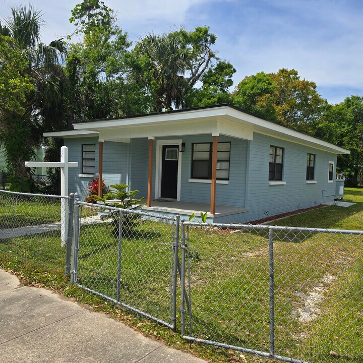136 Taylor Ave in Daytona Beach, FL - Building Photo