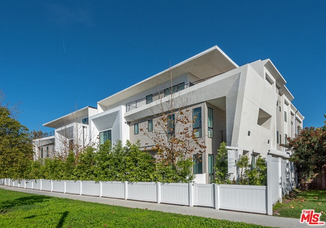 3232 S Barrington Ave in Los Angeles, CA - Building Photo - Building Photo