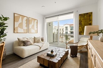 Eddy Redondo Residences in Redondo Beach, CA - Foto de edificio - Building Photo