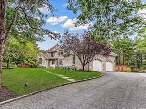 71 Corbett Dr in East Quogue, NY - Foto de edificio - Building Photo