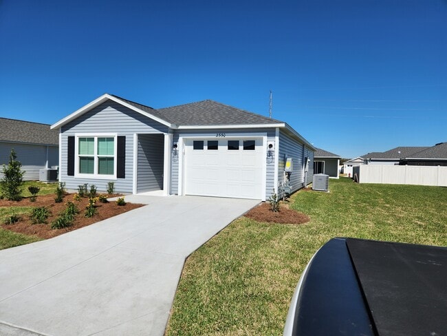 2330 Hobkirk Loop in Okahumpka, FL - Foto de edificio - Building Photo