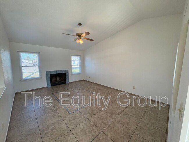 1195 Santa Cruz Ave in Tulare, CA - Building Photo - Building Photo